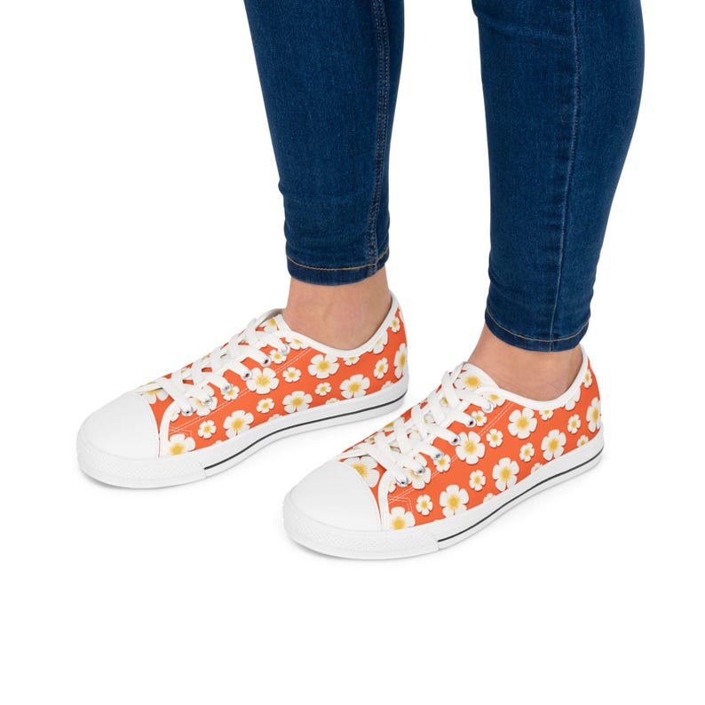 Colorful Women's Low Top Sneaker Retro Daisy Sneaker